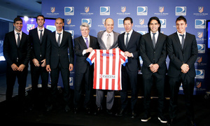Pretemporada 2013-14. Cerezo y Bracco posan junto a los jugadores sudamericanos del Atlético y Simeone